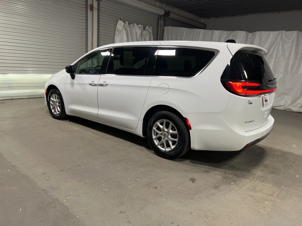 2025 Chrysler Pacifica Select