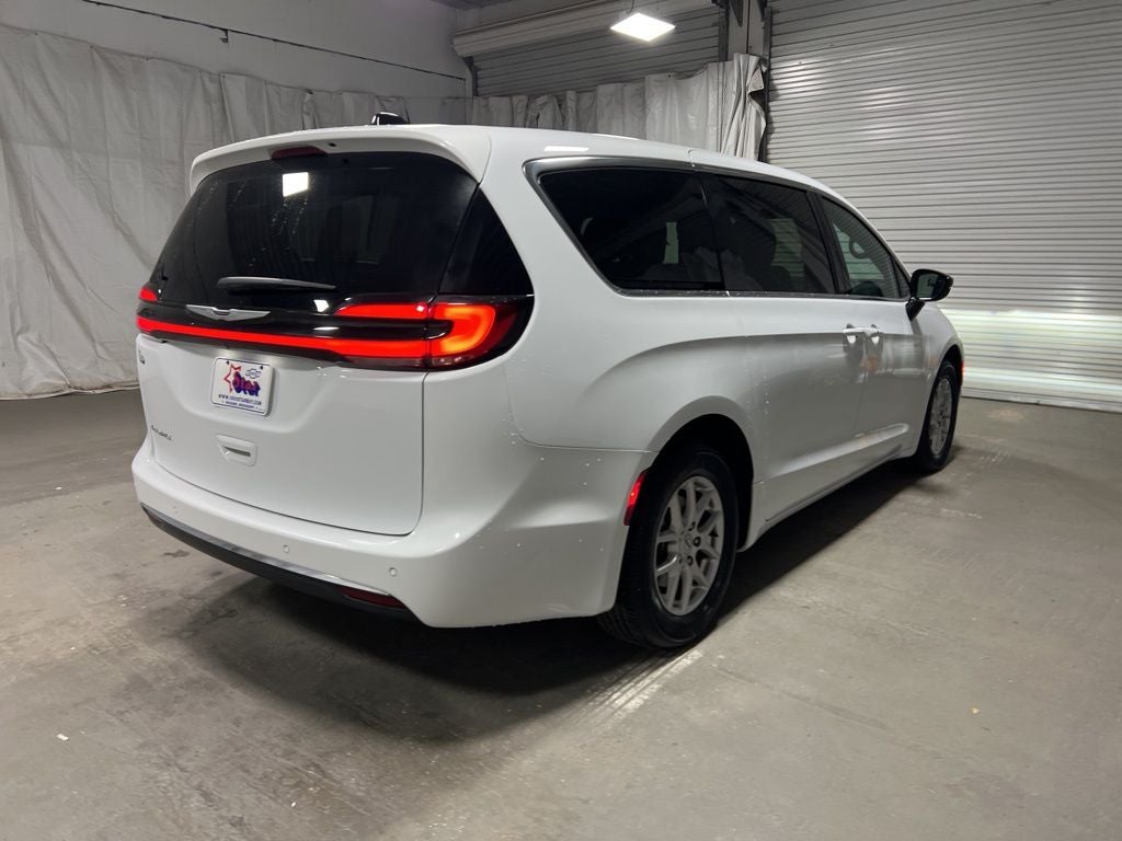 2025 Chrysler Pacifica Select