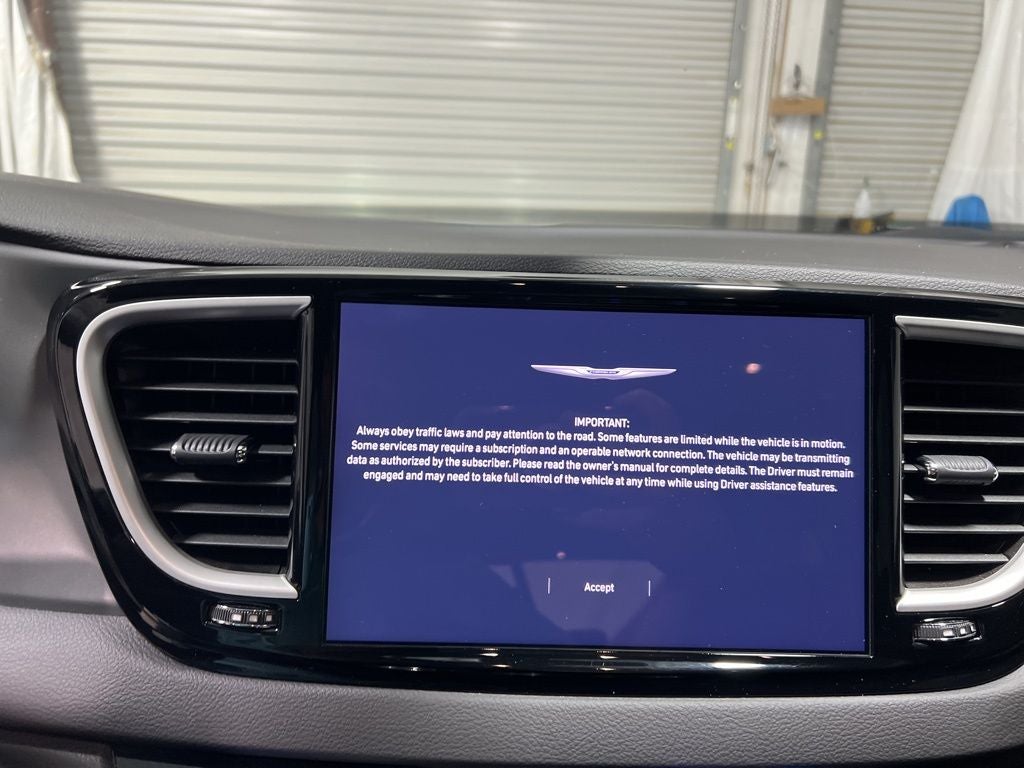 2025 Chrysler Pacifica Select