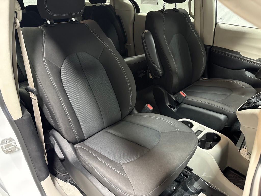 2022 Chrysler Voyager LX