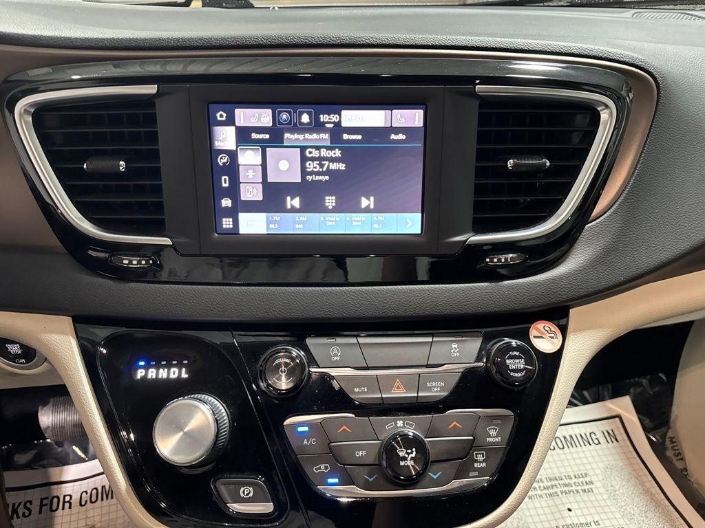 2022 Chrysler Voyager LX