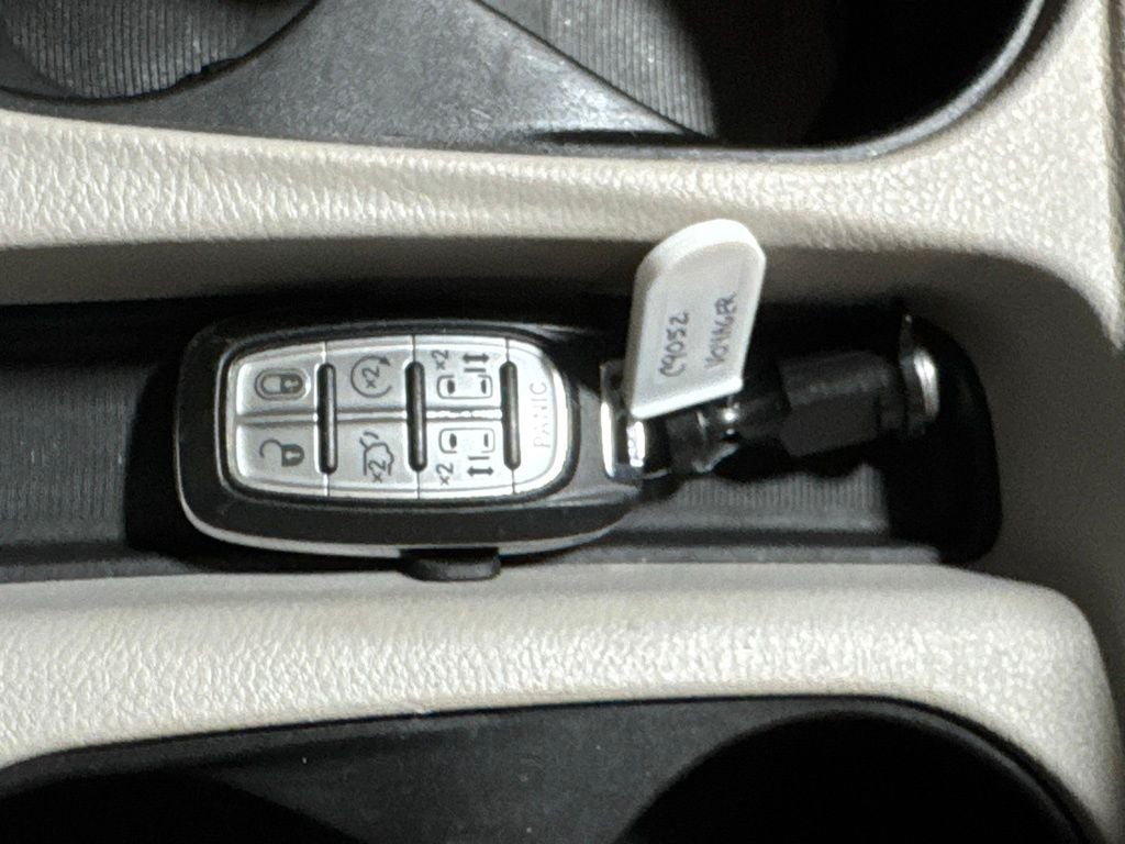 2022 Chrysler Voyager LX