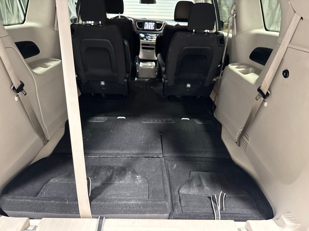 2022 Chrysler Voyager LX