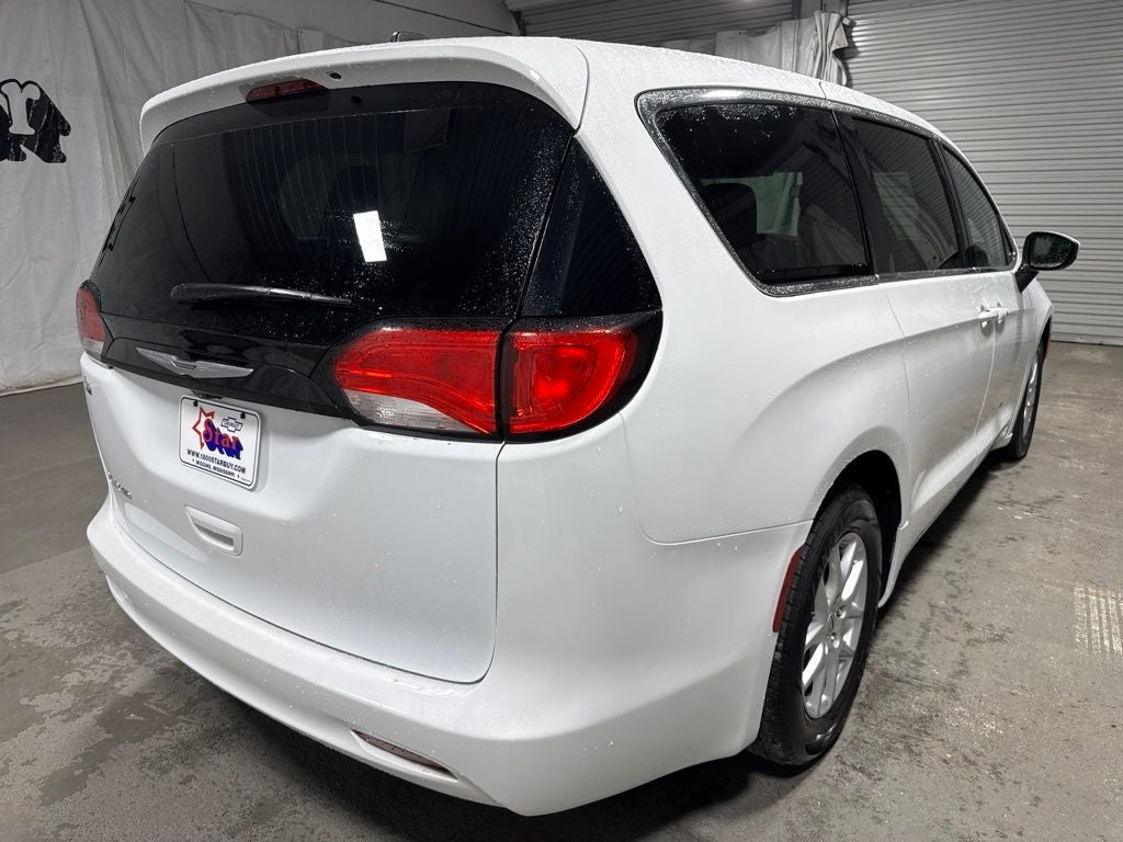 2022 Chrysler Voyager LX