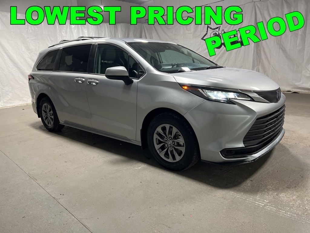 2022 Toyota Sienna LE 8 Passenger