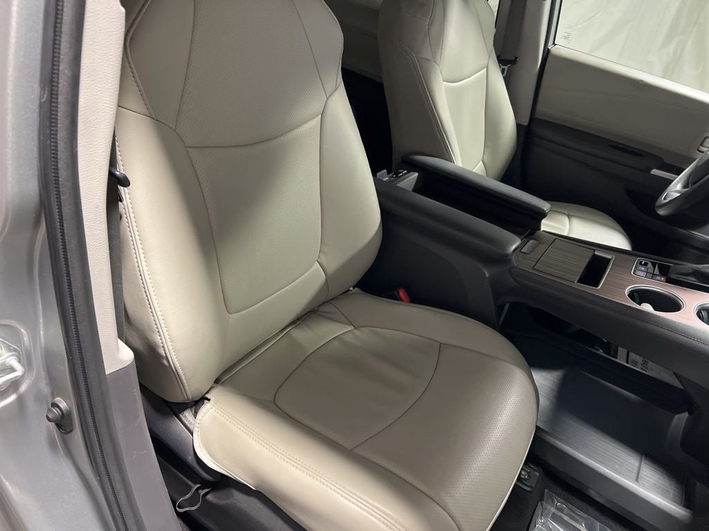2022 Toyota Sienna LE 8 Passenger
