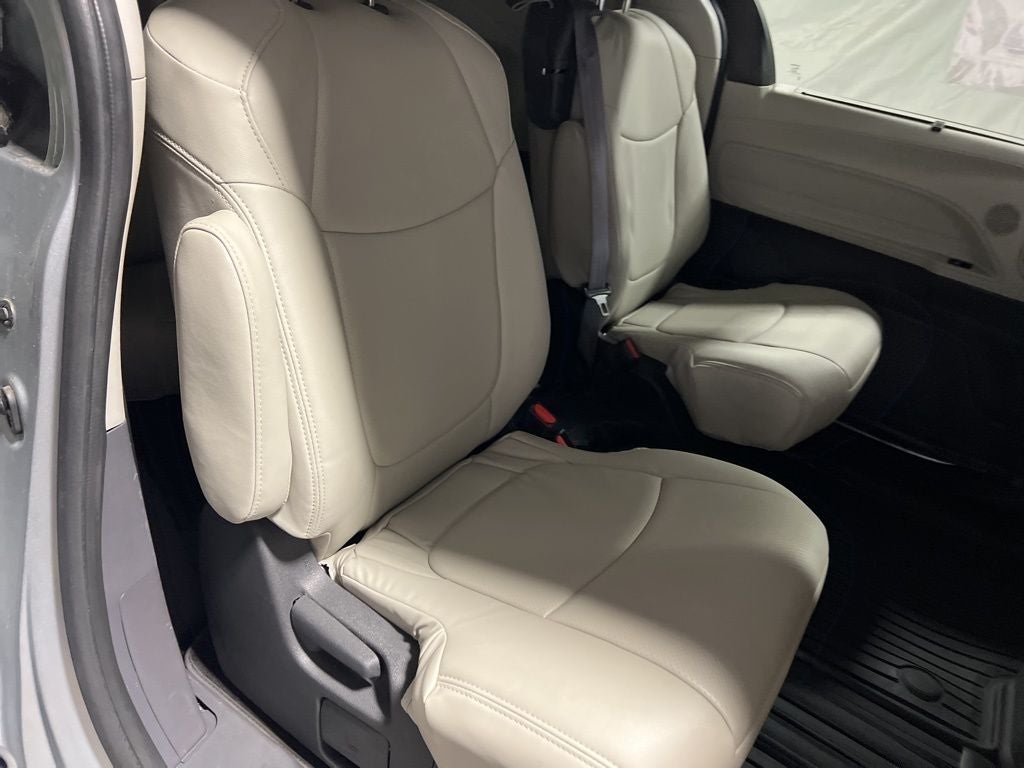 2022 Toyota Sienna LE 8 Passenger
