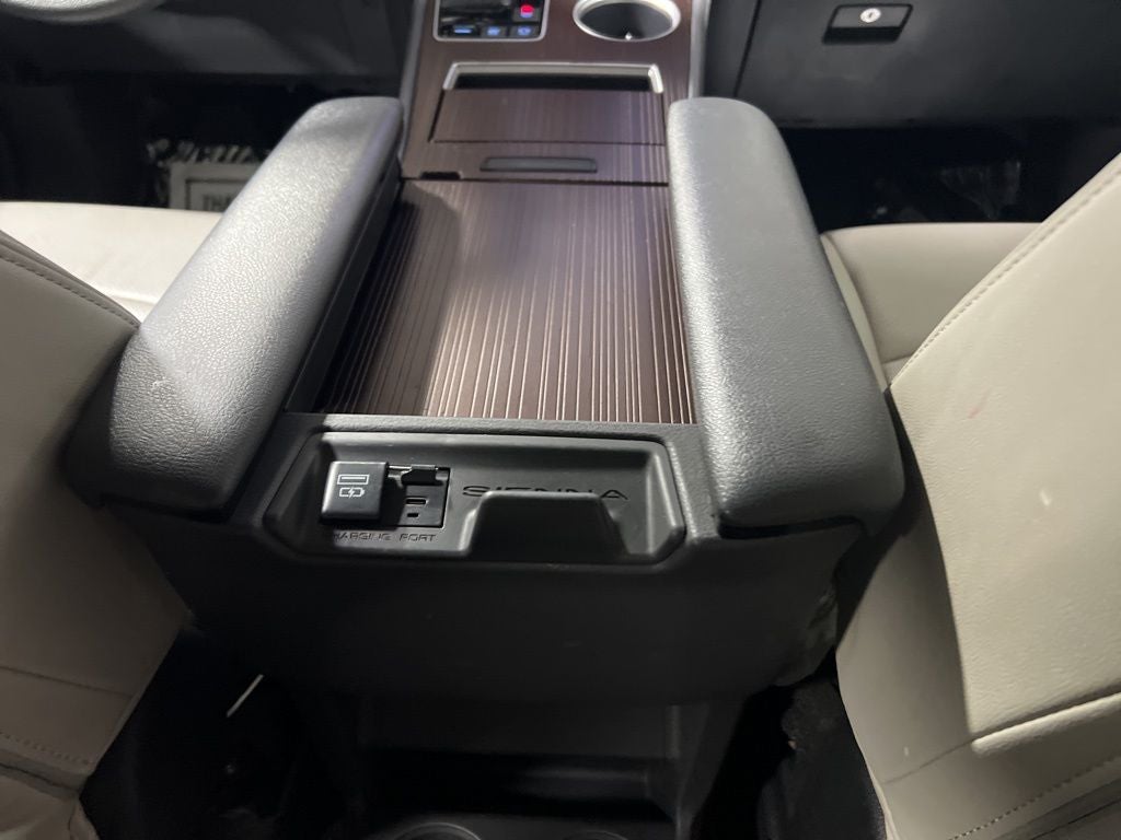 2022 Toyota Sienna LE 8 Passenger