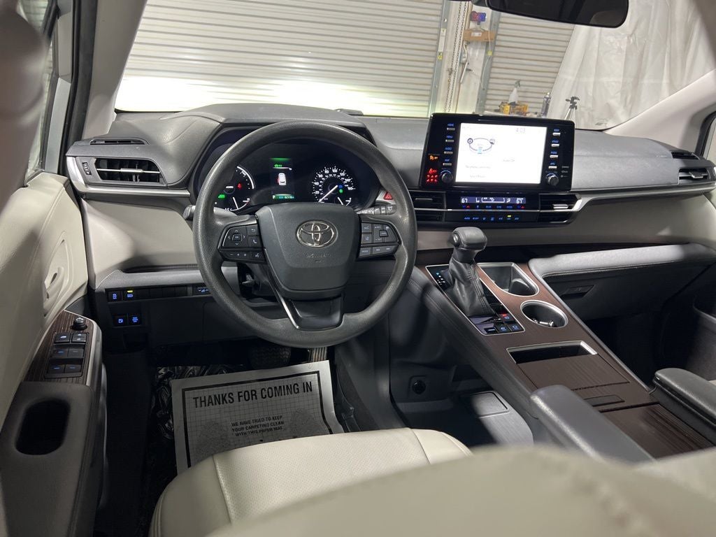 2022 Toyota Sienna LE 8 Passenger