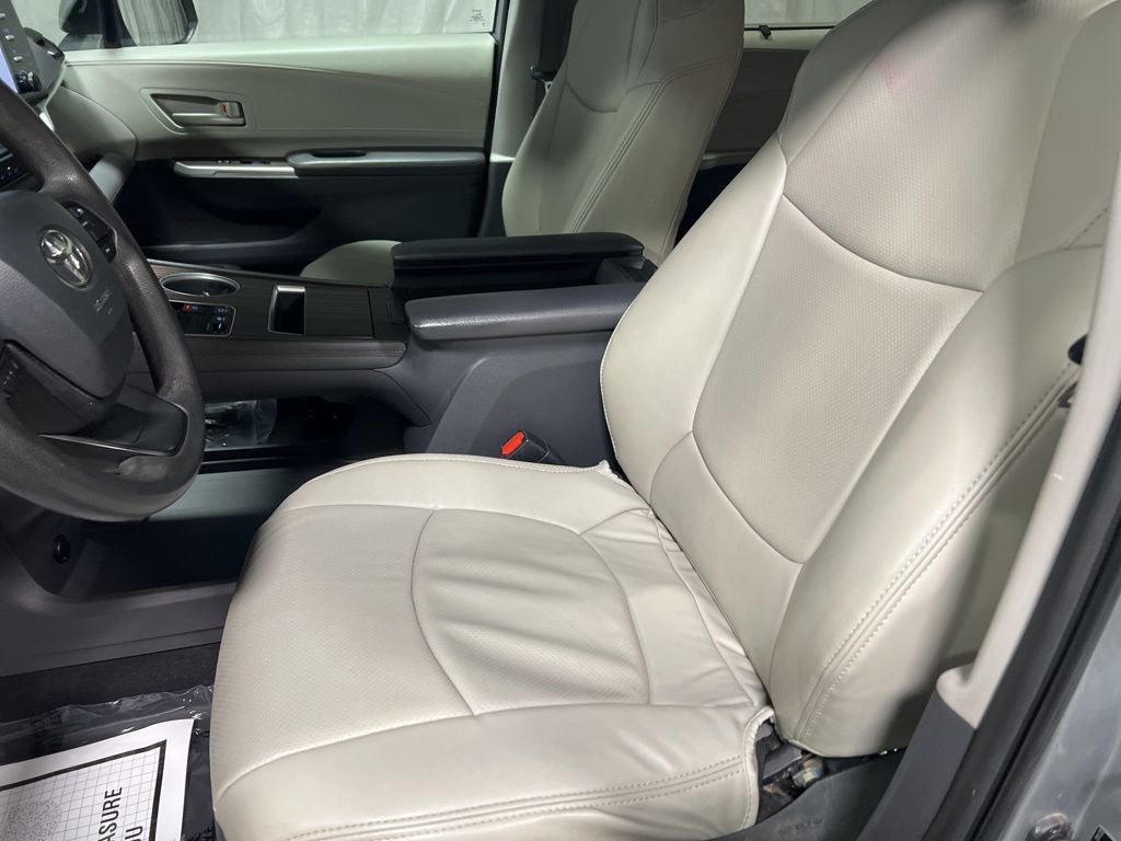 2022 Toyota Sienna LE 8 Passenger