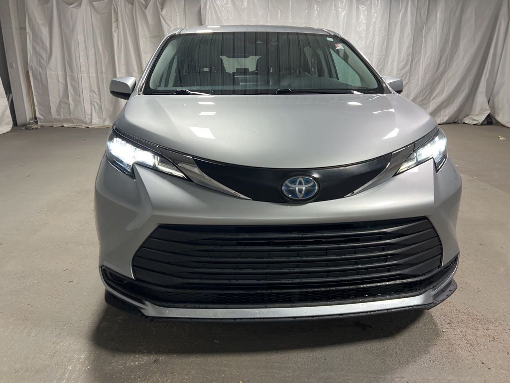 2022 Toyota Sienna LE 8 Passenger