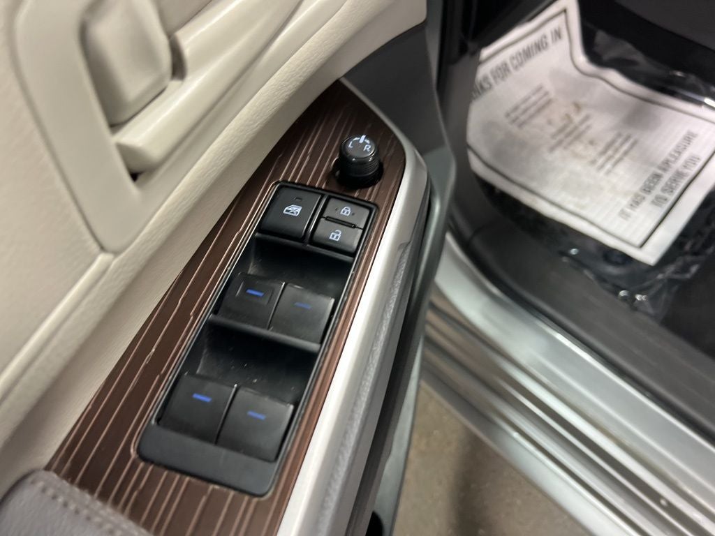 2022 Toyota Sienna LE 8 Passenger