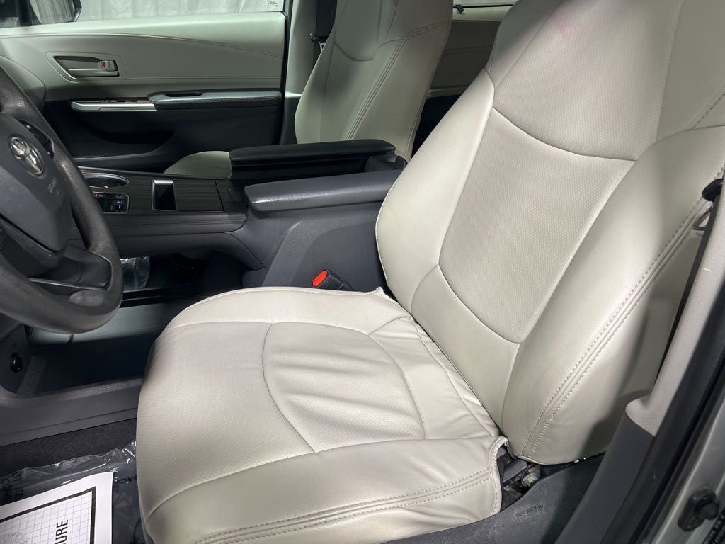 2022 Toyota Sienna LE 8 Passenger