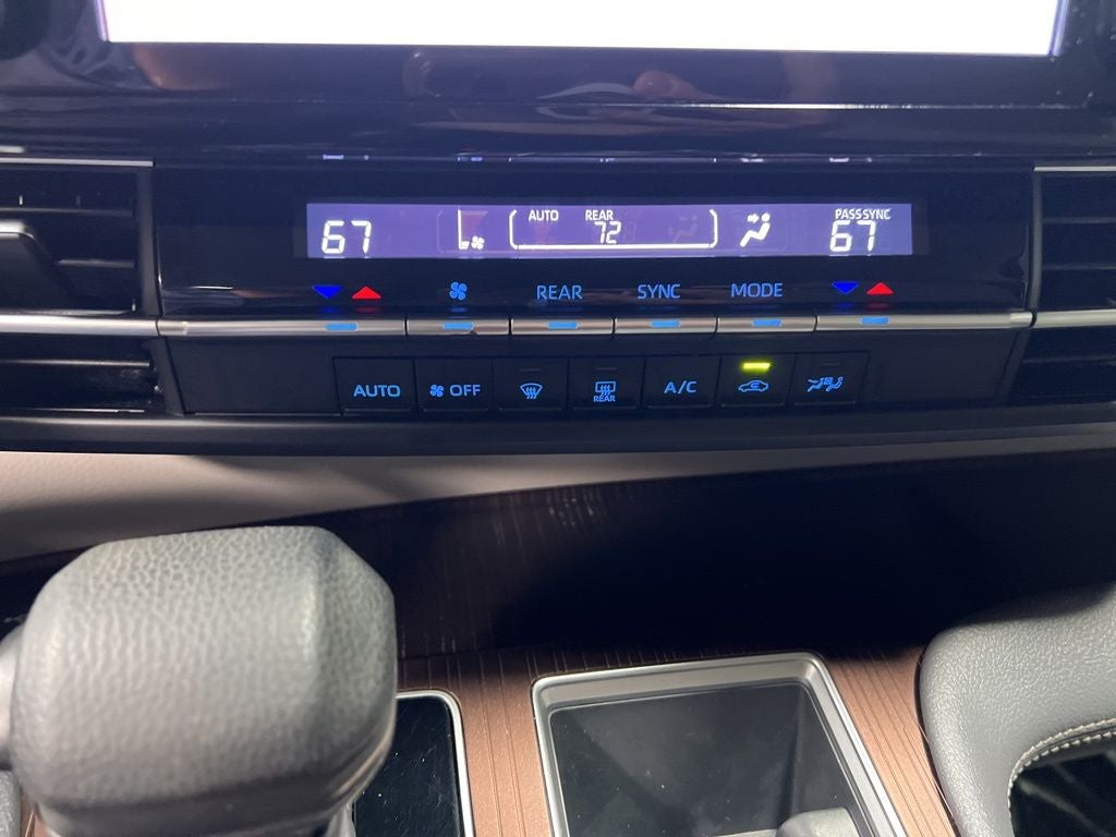 2022 Toyota Sienna LE 8 Passenger