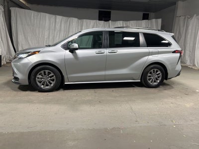 2022 Toyota Sienna LE 8 Passenger