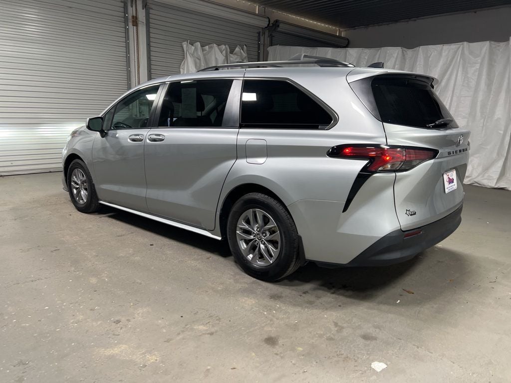 2022 Toyota Sienna LE 8 Passenger
