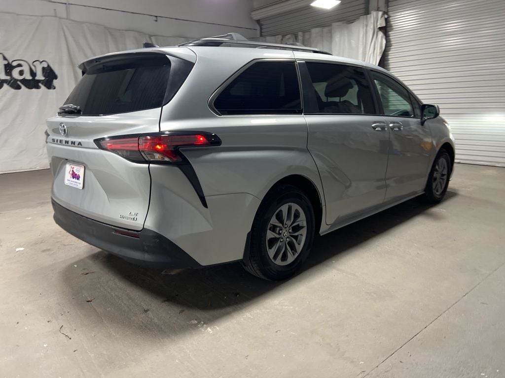2022 Toyota Sienna LE 8 Passenger