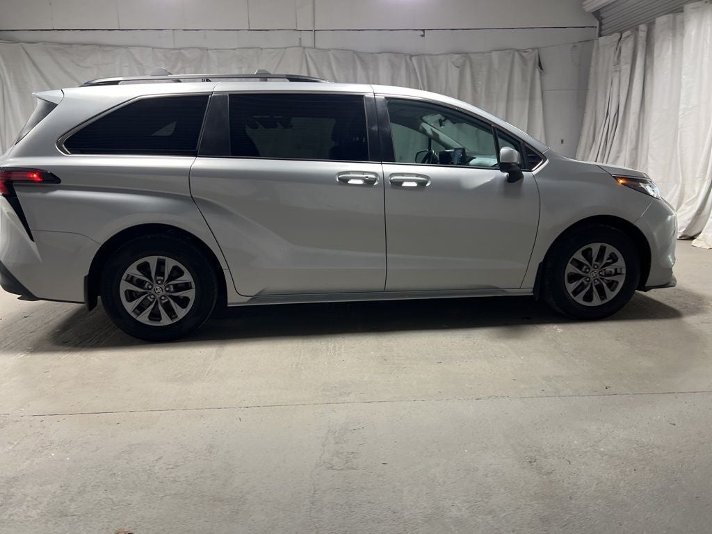 2022 Toyota Sienna LE 8 Passenger