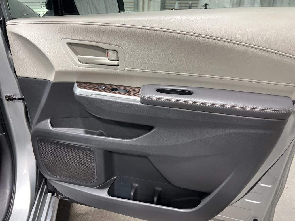 2022 Toyota Sienna LE 8 Passenger