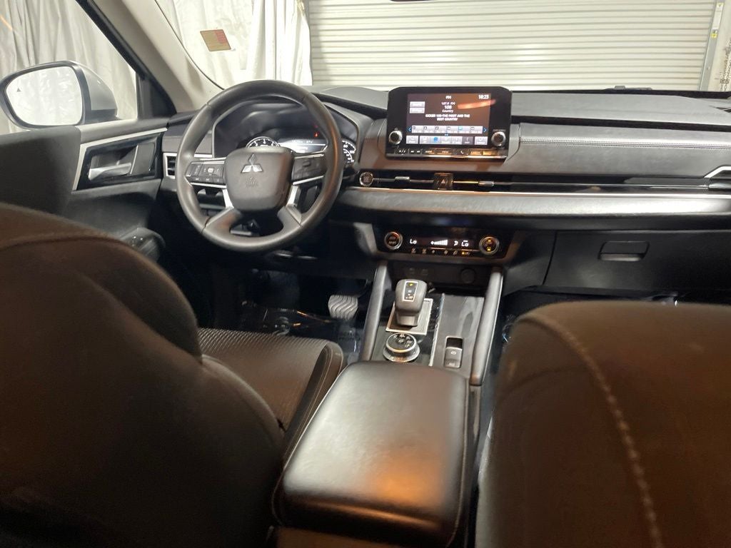 2024 Mitsubishi Outlander ES