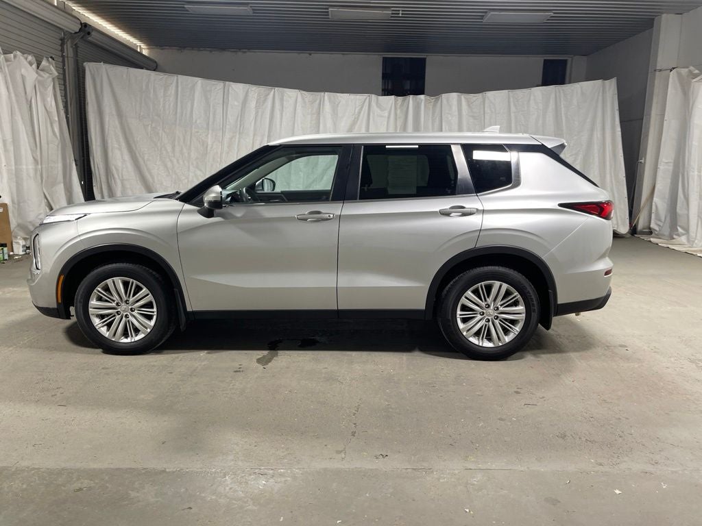 2024 Mitsubishi Outlander ES