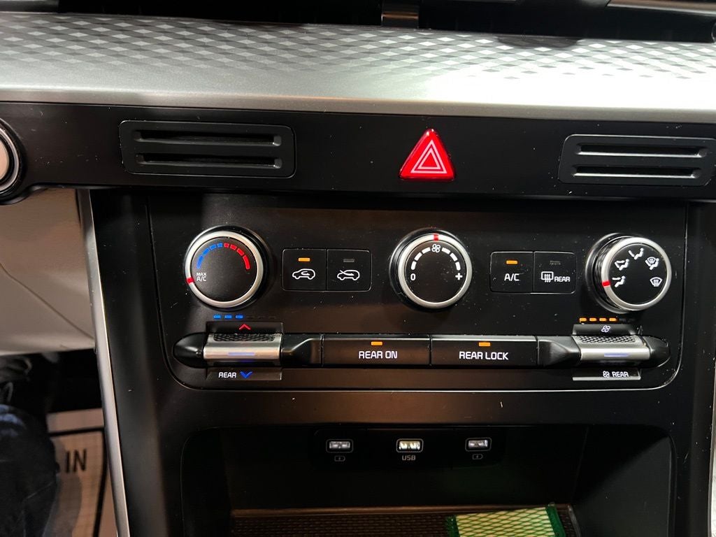 2023 Kia Carnival LX